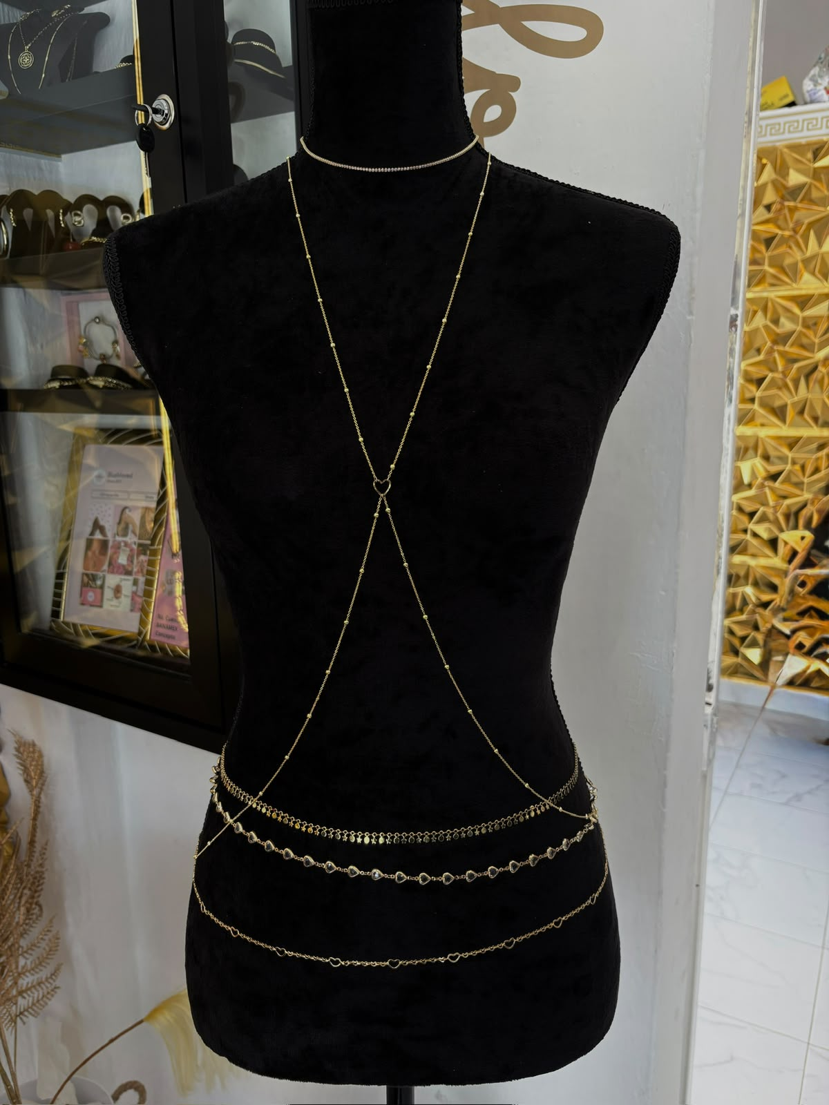 Body jewerly dorado Blushloved sobre maniquí negro