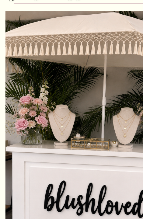 Jewerly Bar Blushloved con collares dorados y flores